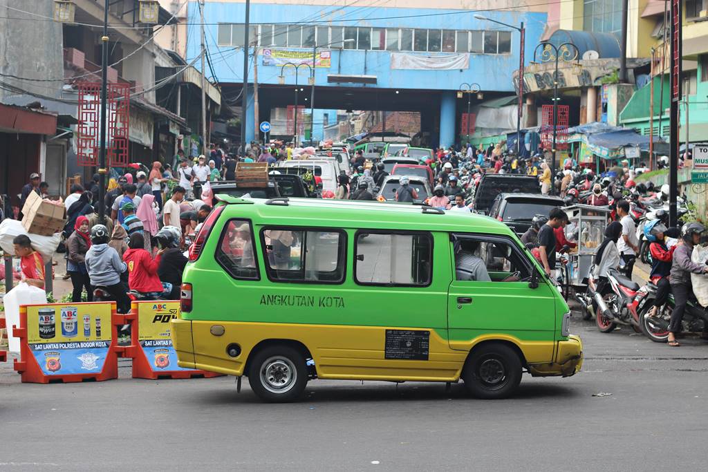 Angkot the city transportation Waiting for passengers and future faith